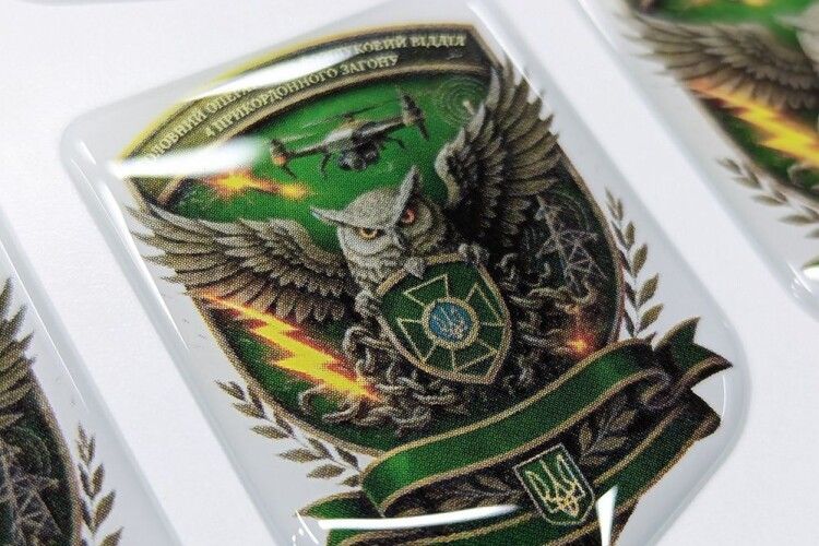 Якісний друк наліпок для військових: витривалість, що має значення