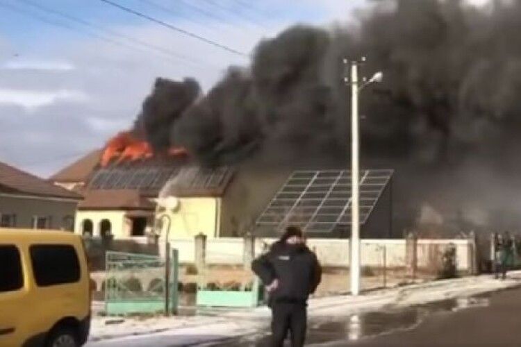На Рівненщині у великій пожежі згорів дах з сонячними батареями і авто (Відео)