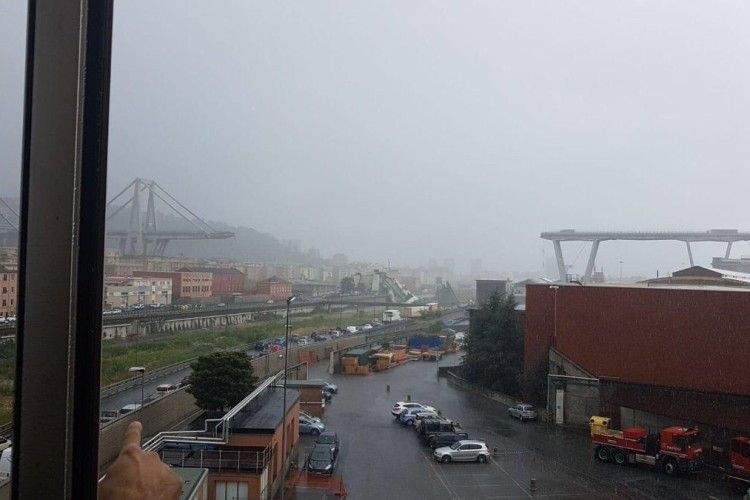 Обвал моста в італійській Генуї забрав життя понад двох десятків людей