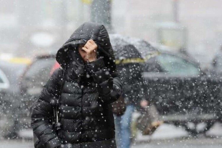 У вівторок частину України накриють дощі та сніг