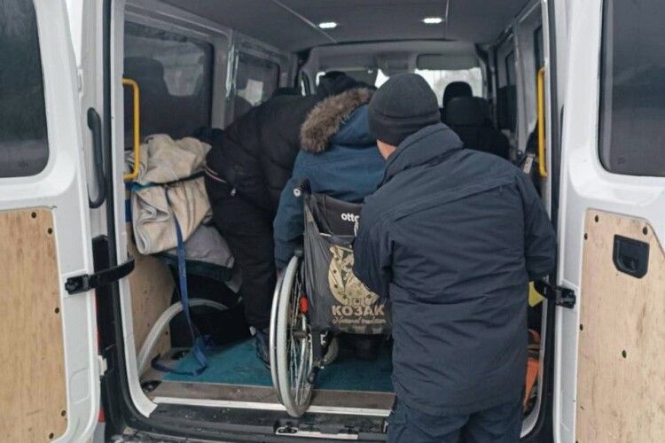 Рівненські поліцейські спільно із місцевим жителем допомогли чоловіку з інвалідністю 