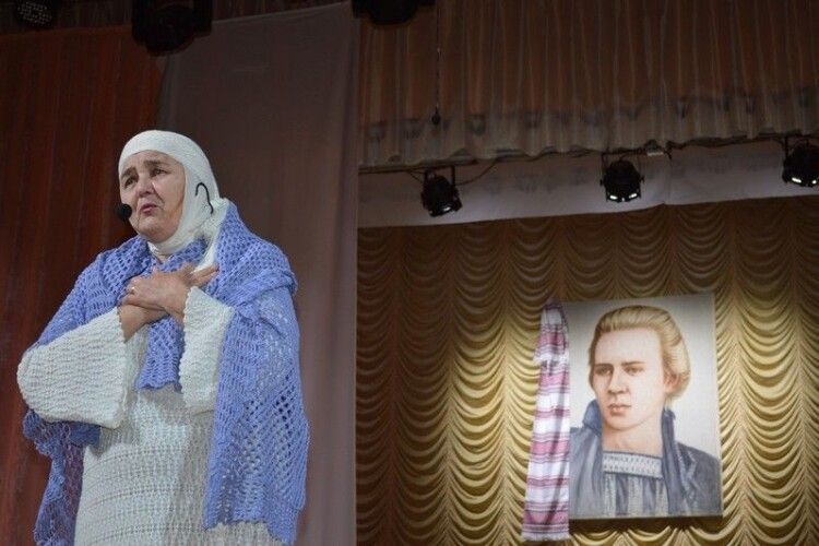 Галина Кажан представила ковельчанам моновиставу «Одержима»