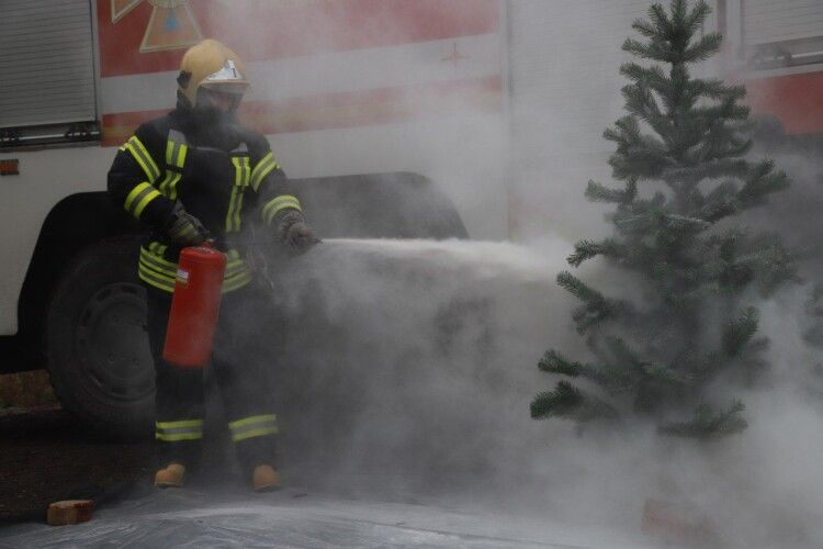 Волинські рятувальники гасили ялинку (Фото)