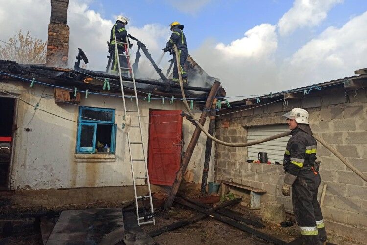 Пожежу на Горохівщині гасили три бригади рятувальників (Відео, фото)