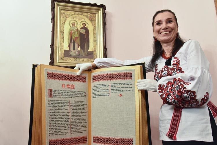 Вишивальниця найбільшої книги в Україні Олена Медведєва: «Я гаптую трьома мовами. Російською не роблю цього принципово!»