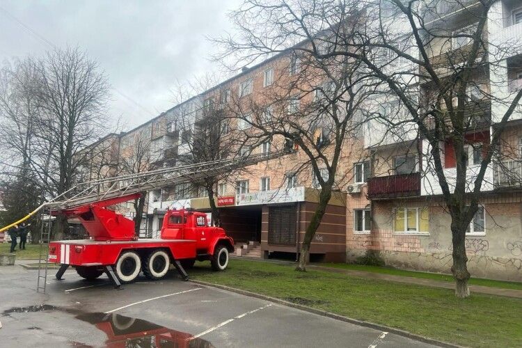 У місті на Волині рятувальники вивели з палаючого помешкання чоловіка