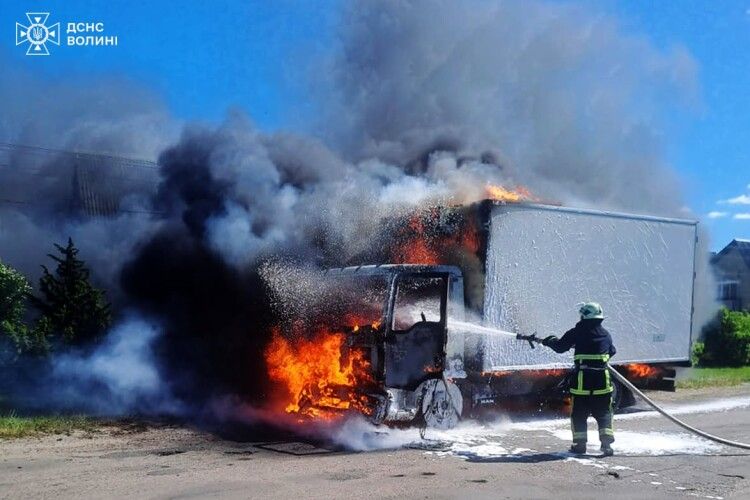 Вогняна хроніка: на Волині горіла суха трава, будинок та вантажівка