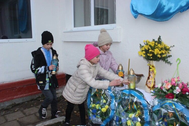 У громаді на Волині на стіні навчального закладу встановили пам'ятні дошки полеглим Героям-випускникам