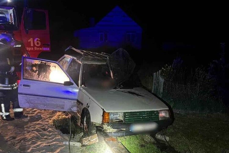 На Волині легковик злетів у ставок: водій та пасажир загинули