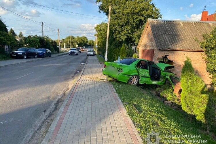 П'яний водій в'їхав у будівлю, а 11-класник – в опору: на Волині поліція розслідує дві ДТП