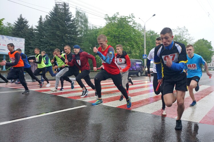 Травневий дощ не злякав 228 бігунів, які боролись за призи «Газети «Волинь» у Луцьку (Фото, відео)