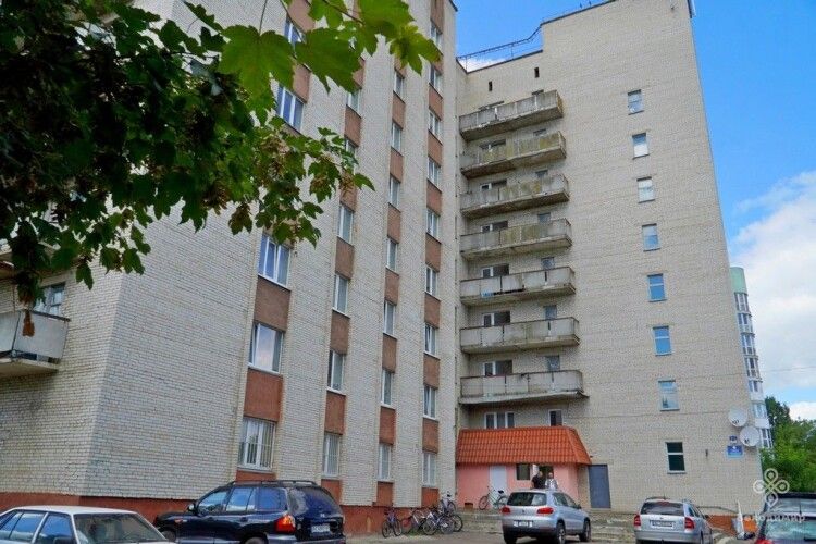 Переселенцям не капатиме на голову: у Володимирі нарешті ремонтують дах гуртожитку