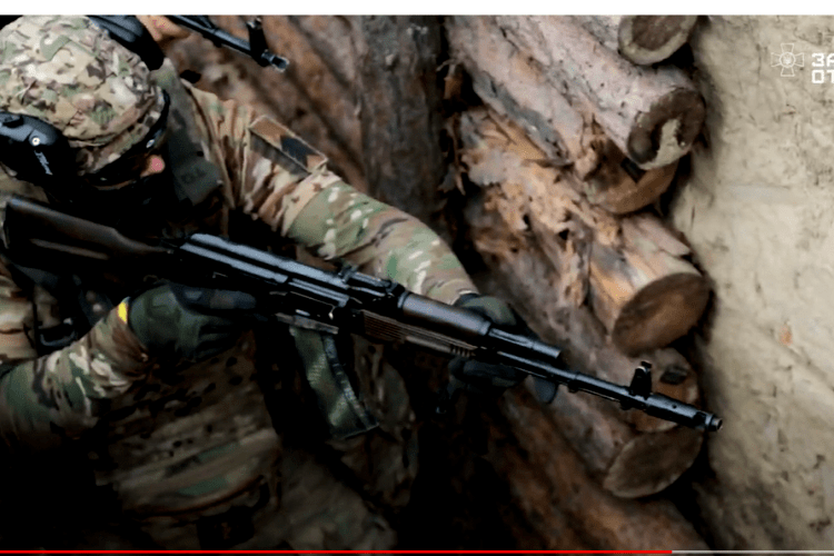 Показали, як волинські гвардійці відпрацьовують навички штурму ворожих окопів (Відео)