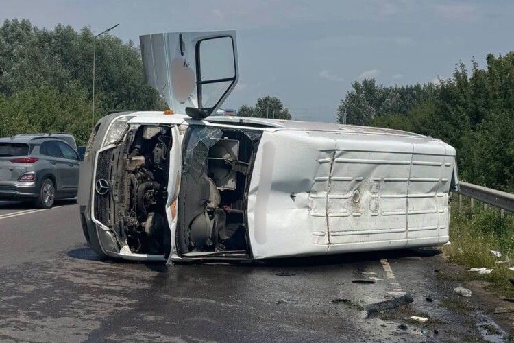 «Мерседес» на даху: на Волині 19-річний водій не впорався зі швидкістю
