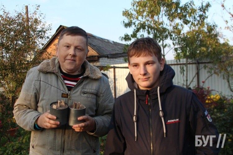 Волонтери з Володимира щодня роблять понад 200 основ для окопних свічок 