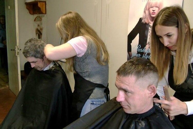 У Луцьку волонтерки-перукарки безплатно робили стрижки пораненим захисникам