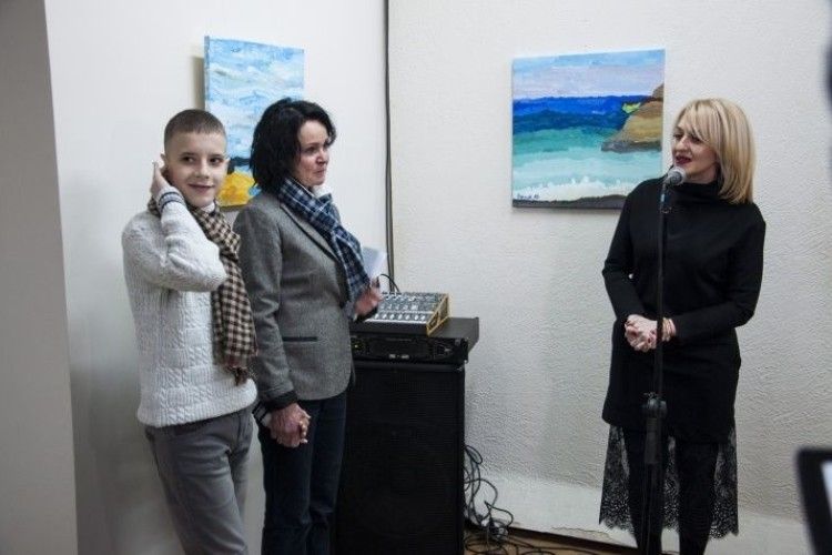 Хлопчик-аутист у Чернівцях пише картини, присвячені воді 