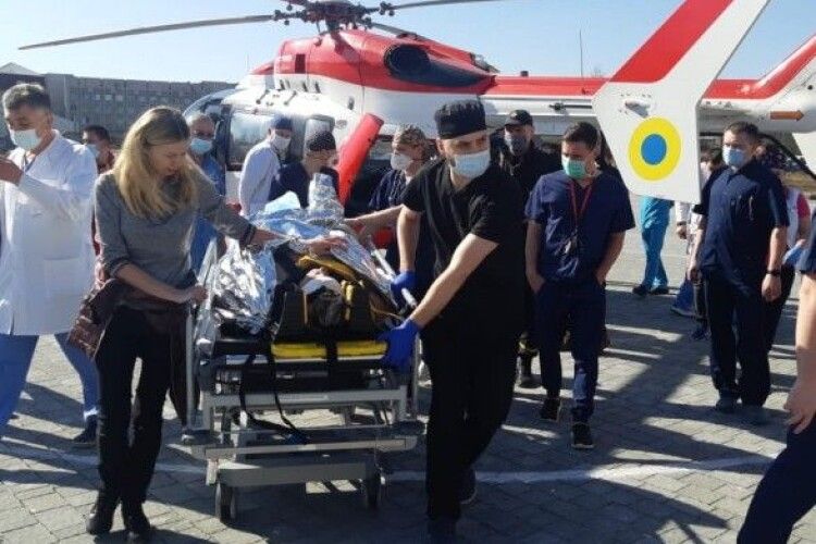 Як у кіно: рятувальники показали, як потерпілого з місця ДТП вертольотом доправили до лікарні (Відео)