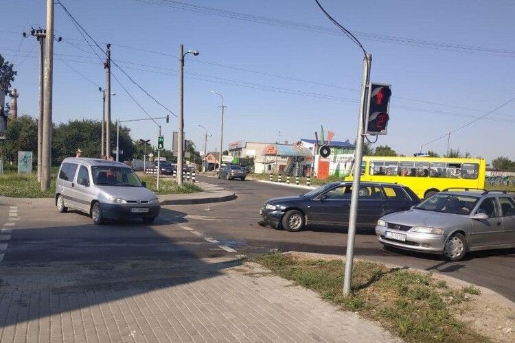 У Луцьку водій Peugeot влетів в чужу автівку та втік: його судили