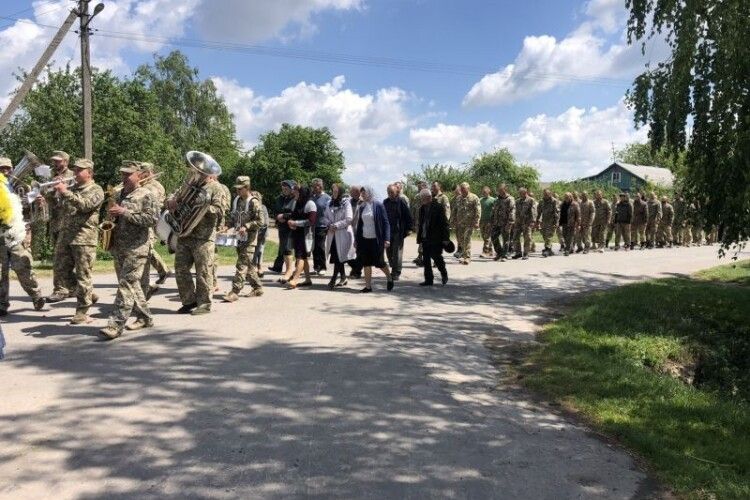 У громаді на Волині попрощалися з Героєм-захисником Валерієм Дяковим