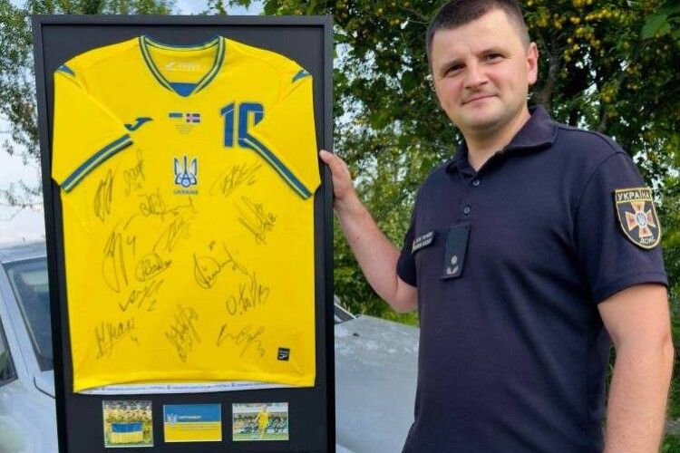 Волинянин отримав футболку з підписами збірної України з футболу - за донат