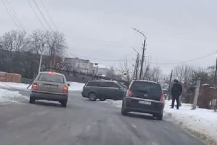У Луцьку автівка влетіла у стовп (Відео)