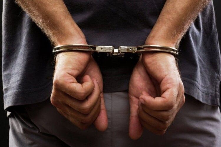 На Волині взяли під варту чоловіка, який збував канабіс у колонію та втік з-під домашнього арешту