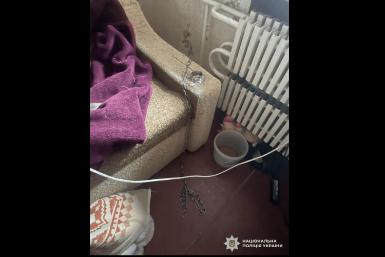 На Дніпропетровщині матір тримала сина на ланцюгу