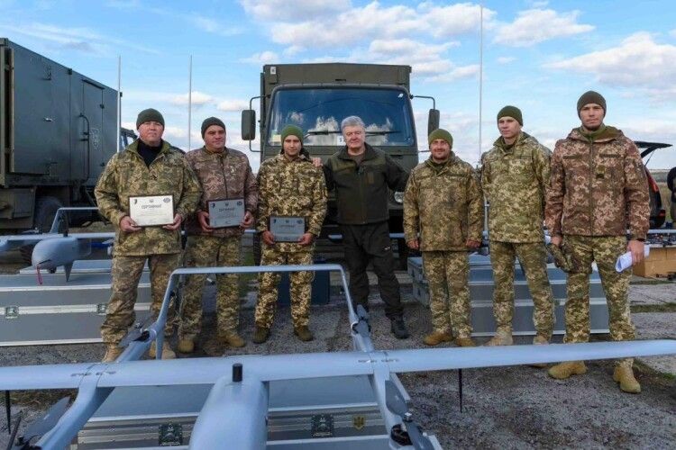 Тримає російську РЕБ: Порошенко на східному напрямку передав військовим партію БПЛА «Poseidon»