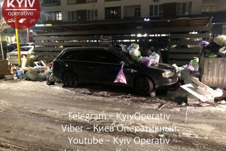 Водій невдало припаркував авто і пошкодував про це (Фото)