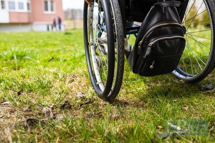 «У Луцьку дівчина в інвалідному візку цілий рік не могла виїхати на вулицю, бо прохід... «замурували»