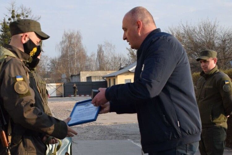 У Луцьку нагородили гвардійського кінолога та службову собаку, які відшукали 7-річного Матвія