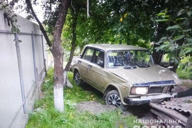 П'яний житель Нововолинська на «жигулях» врізався в дерево