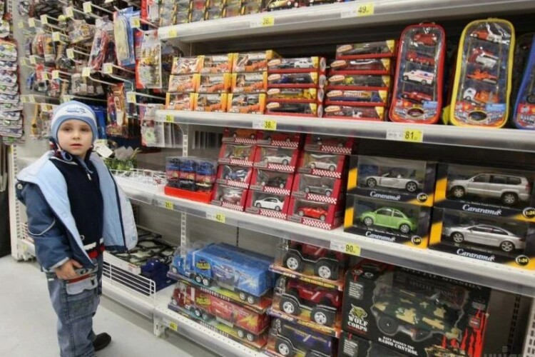 Зниклого на Волині 4-річного хлопчика поліцейські знайшли... в іграшковому відділі