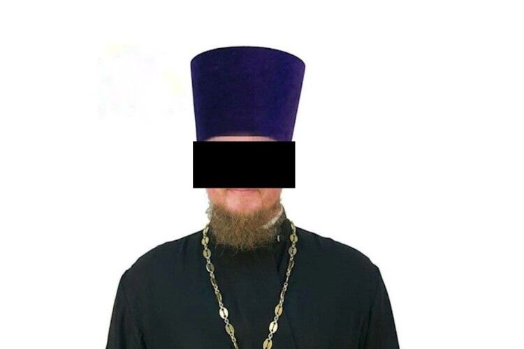 Cвященник-педофіл 10 років домагався прийомних доньок: він продовжує служити в церкві