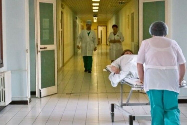П'яна медсестра погрожувала відправити в морг живу пацієнтку, бабуся пролежала в коридорі всю ніч