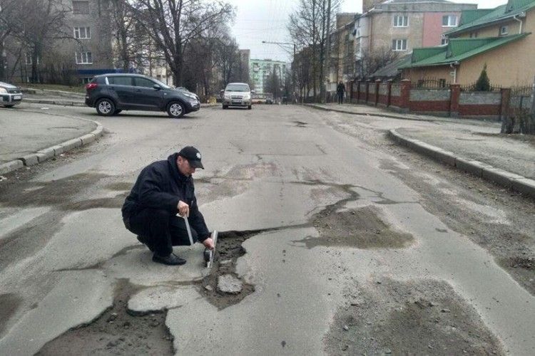 Рівненські патрульні заміряли глибину ям на дорогах області