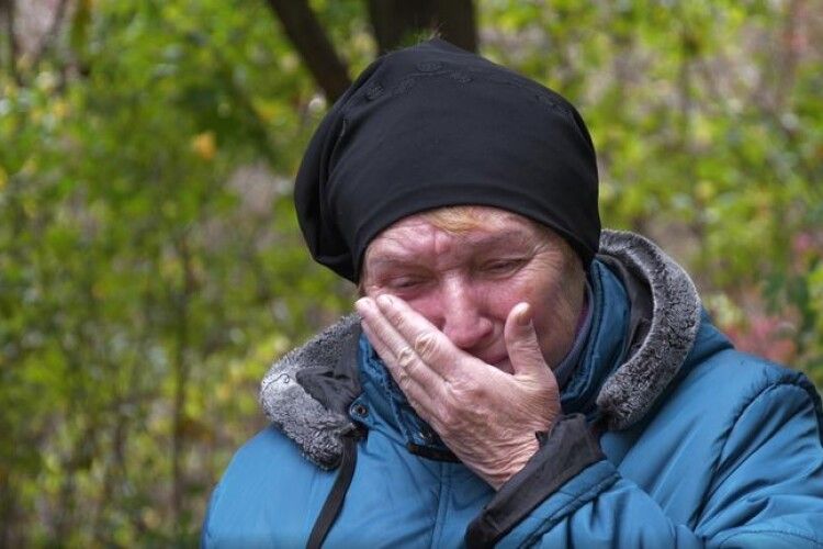 «Намагалася подати татові руку, але не встигла»: моторошні подробиці розстрілу колони на Харківщині (Відео)