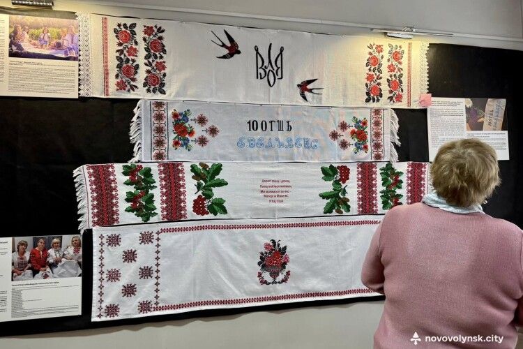 На Волині відкрили виставку рушників, вишитих рідними військовополонених