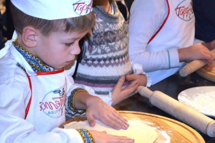 У любомльській «Тарантеллі» малята самі собі готували піцу 
