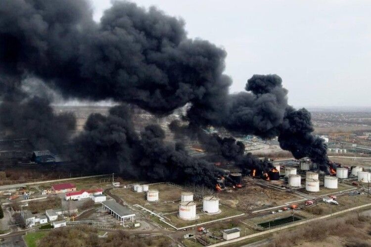 Зеленський про вибух нафтобази в російському Бєлгороді: «Не обговорюю свої накази як Верховного головнокомандувача»