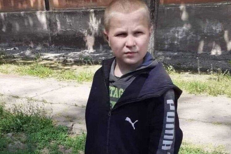 8-річний Мишко з Маріуполя втратив маму, а згодом його засипало у підвалі 