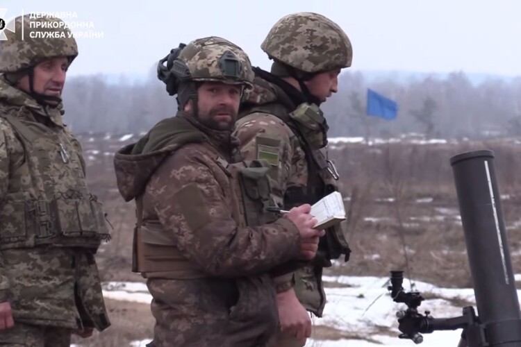 Показали як прикордонники відпрацьовують стрільбу зі 120 мм міномета (Відео)