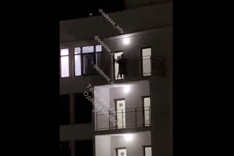 Пара зайнялася сексом на балконі. Їх зняли на відео