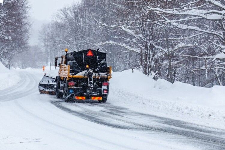 На дорогах Волині снігоприбиральна техніка працювала всю ніч