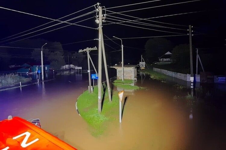 Стихія на Рівненщині: 28 сіл без світла, затоплені будинки і дерева на дорогах (Фото)