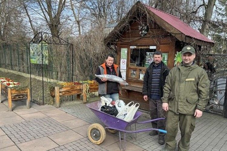 У Луцький зоопарк передали 26 кілограмів риби, яку вилучили у недобросовісних рибалок