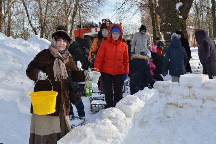 У Ковелі городяни разом із мером будували зі снігу містечко (Фото)