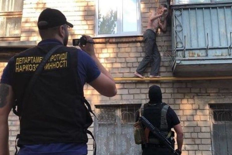 Поліція провела обшуки у членів угрупування Дніпропетровщини, яке збувало наркотики по всій Україні 