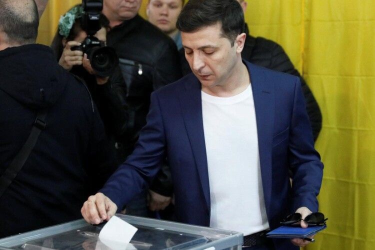 Зеленський наївся яєчні, приїхав на виборчу дільницю і проголосував за Зеленського (фото)